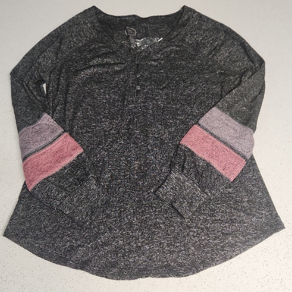 Women's NWT Heathered Gray Top with Color Block Sleeves